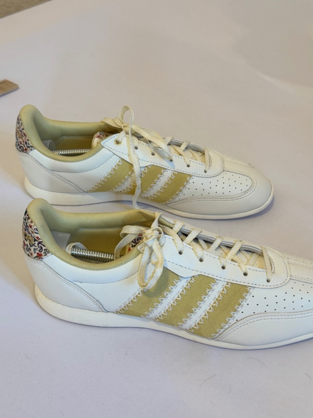 Vintage Vibe Adidas Barreda Lo sneakers Sz 8.5 women White Yellow Floral Accent